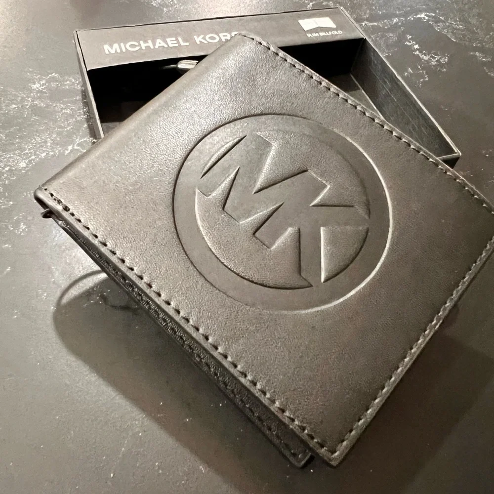 Michael Kors Billfold Wallet, Embossed logo, ⭐️⭐️New in Box!